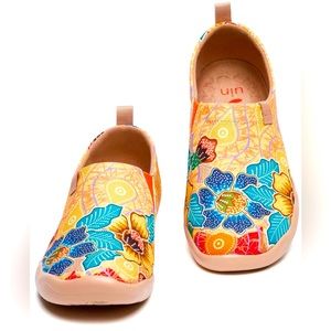 NWT UIN Women Comfortable Travel Shoes/Batik Flower/US6